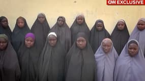 Capture d'écran de la vidéo diffusée par CNN,datant du 25/12/15, des lycéennes kidnappées par Boko Haram en 2014