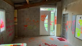 Des tags sur les murs des l'association La Grosse Boule, à Forcalquier, le mardi 17 septembre 2024.