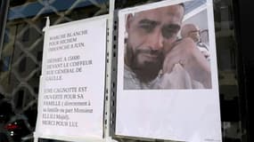 Un portrait et un appel à une marche blanche en hommage au Tunisien Hichem Miraoui sur la devanture du salon de coiffure où il travaillait, le 3 juin 2025à Puget-sur-Argens, dans le Var)