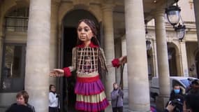 Cette marionnette représentant une jeune syrienne marche pour dénoncer la condition des migrants