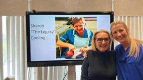 Sharon Cooling et sa collègue sage-femme Katie Wintle, devant une photo d'elles deux à la naissance de Katie Wintle en 1995