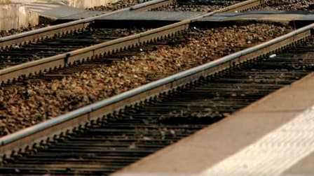 La fédération CGT annonce avoir proposé à la CFDT et à l'Unsa d'appeler les cheminots à la grève dans la semaine du 6 avril pour obtenir d'urgence l'ouverture de négociations à la SNCF. /Photo d'archives/REUTERS