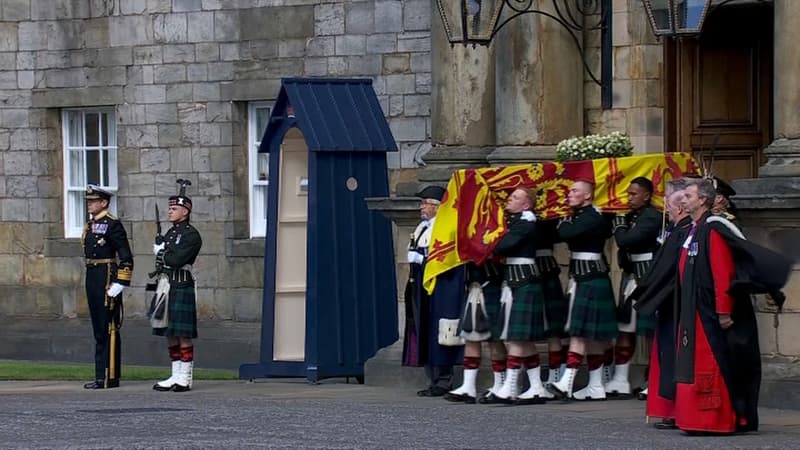Le cercueil d'Elizabeth II quittant Holyroodhouse.