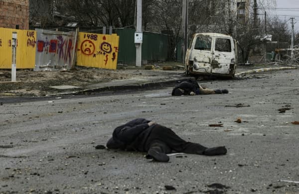 Deux cadavres dans une rue de Boutcha, près de Kiev, le 2 avril 2022