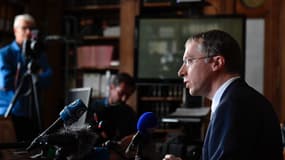 Le procureur de la République de Sarreguemines, Olivier Glady, s'adresse aux médias au palais de justice de Sarreguemines, dans l'est de la France, le 7 août 2023.