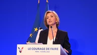 Valérie Pécresse, candidate LR, s'adresse à ses sympathisants après les résultats du 1er tour de la présidentielle, le 10 avril 2022 à Paris