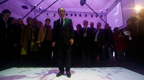 A Bourges, François Hollande a esquissé le profil de son éventuel Premier ministre: une personnalité "socialiste", connaissant bien le Parlement et ayant de bonnes relations avec lui. /Photo prise le 27 avril 2012/REUTERS/Jacky Naegelen
