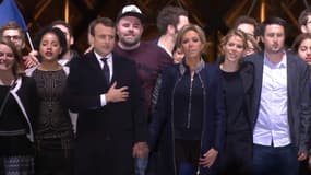 Morgan Simon, derrière Emmanuel et Brigitte Macron, a fait le buzz sur Internet.