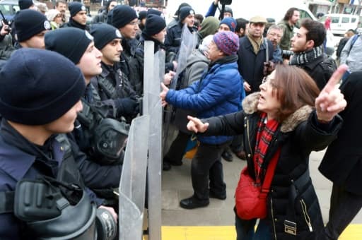 Des étudiants et universitaires turcs face à des policiers anti-émeutes, le 10 février 2017 à Ankara Des étudiants et universitaires turcs face à des policiers anti-émeutes, le 10 février 2017 à Ankara