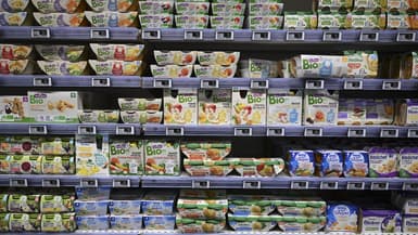 Photographie prise le 3 novembre 2022 montrant des aliments pour bébés dans les rayons d'un supermarché de Septemes-les-Vallons, près de Marseille.