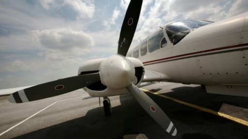 Le pilote d'un petit avion de tourisme est mort dimanche lorsque son appareil s'est écrasé dans un champ près d'Ottawa après être entré en collision en vol avec un autre avion