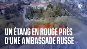 L'étang face à l'ambassade russe à Vilnius teint en rouge en protestation des crimes en Ukraine