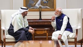 Le président des Émirats arabes unis, Cheikh Mohamed ben Zayed Al Nahyan (à gauche), s'entretenant avec le Premier ministre indien Narendra Modi lors de leur rencontre à New Delhi le 19 janvier 2026. 
