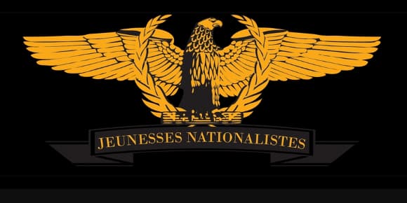 L'emblème des Jeunesses nationalistes, un aigle doré sur un laurier.