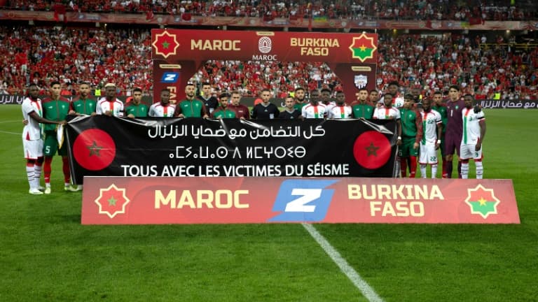 Une banderole de soutien aux sinistrés du séisme au Maroc au stade Bollaert avant le match amical entre le Maroc et le Burkina Faso, le 12 septembre 2023 à Lens