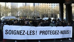 Des manifestants dans le quartier populaire des Quatre-Chemins, le 26 mars 2022