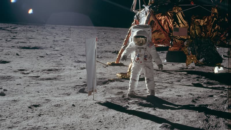 Buzz Aldrin en train de déployer le matériel scientifique de la Nasa, le 21 juillet 1969 sur la Lune.