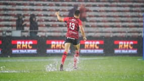 Juan Ignacio Brex sous le déluge qui a poussé au report du match Toulon-La Rochelle, le 21 septembre 2025