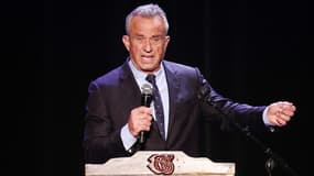 Le candidat démocrate à la présidence Robert F. Kennedy Jr. s'exprime lors d'un événement organisé dans le cadre du Mois de l'héritage hispanique au Wilshire Ebell Theatre le 15 septembre 2023 à Los Angeles, en Californie.