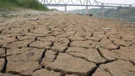 Le pont Long Bien, sur les bords du fleuve Rouge à Hanoï, au Vietnam. Selon l'unité de recherche climatique de l'université britannique d'East Anglia, 2010 a été la deuxième année la plus chaude après 1998 dans les annales météorologiques, dont la créatio