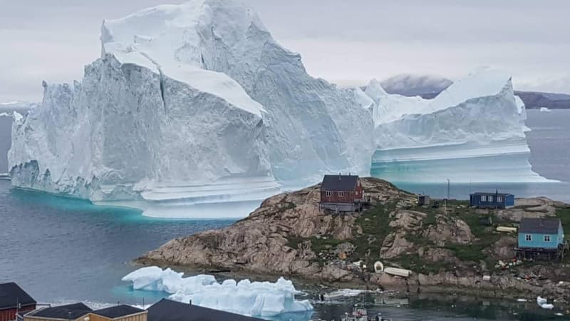 Des icebergs et des maisons dans le village d'Innarsuit, au nord-ouest du Groenland. 