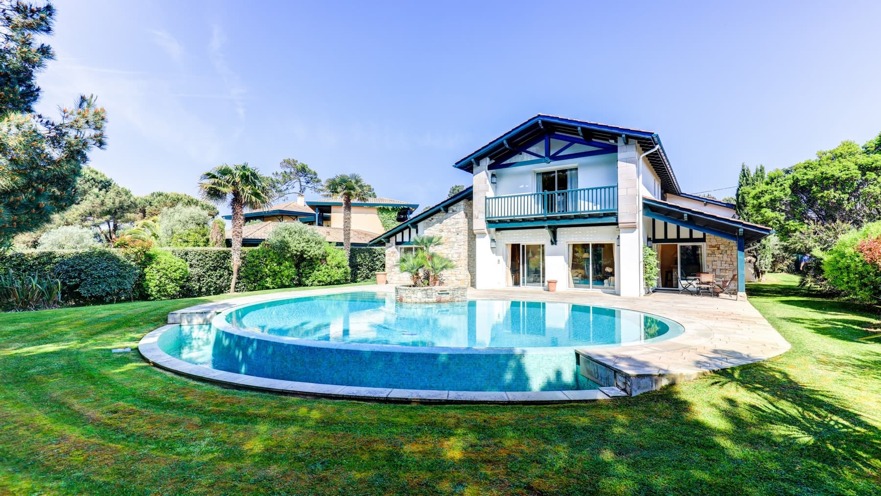 Cette propriété de prestige a été vendue par le réseau à Anglet pour un prix compris entre 2.1 et 2.3 millions d'euros. Cette propriété de prestige a été vendue par le réseau à Anglet pour un prix compris entre 2.1 et 2.3 millions d'euros.