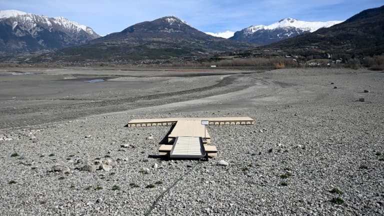 Le lac de Serre-Ponçon, dans les Hautes-Alpes, partiellement à sec le 16 mars 2023