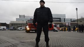 Un policier russe près de la station de métro visée par un attentat, à Saint-Pétersbourg, le 3 avril. 