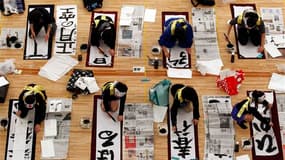 Plusieurs milliers de Japonais de tous âges se sont retrouvés jeudi à Tokyo pour le traditionnel concours de calligraphie organisé chaque nouvelle année au Japon. Les participants ont tracé sur le papier leurs résolutions, leurs voeux ou leurs espoirs pou