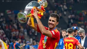 Rodri brandit le trophée de l'Euro remporté avec l'Espagne le 14 juillet 2024