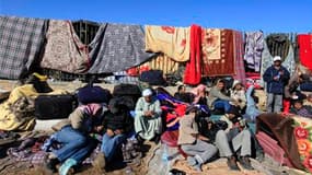 Réfugiés égyptiens ayant fui la Libye au point de passage de Ras Jdir, à la frontière tunisienne. La France a décidé de lancer une importante opération d'évacuation de civils égyptiens massés à cette frontière par des rotations de gros porteurs et un bâti