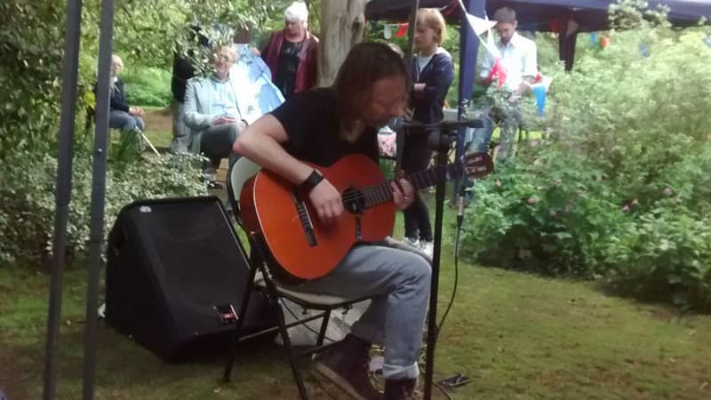 Thom Yorke en concert improvisé dans le jardin de son voisin