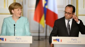 Depuis Paris, Angela Merkel et François Hollande ont exhorté à l'unisson le Premier ministre grec, Alexis Tsipras, à faire des propositions "précises" et "sérieuses".