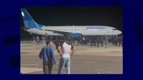 Une foule prend d'assaut un aéroport de Makhatchkala, au Daguestan, visiblement à la recherche de passagers venant d'Israël, le 29 octobre 2023