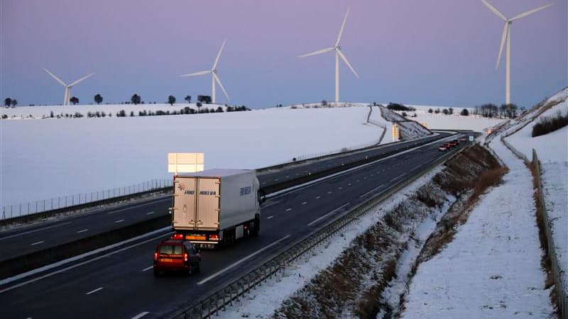 Le ministre délégué chargé des Transports Frédéric Cuvillier a annoncé que la mise en place en France d'une "écotaxe" poids lourds prévue en juillet n'interviendrait pas avant le 1er octobre en raison de problèmes de sécurisation du dispositif de collecte