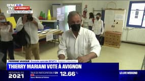 Second tour des régionales: Thierry Mariani vote dans une école d'Avignon
