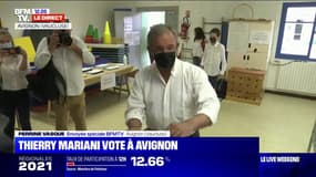 Second tour des régionales: Thierry Mariani vote dans une école d'Avignon