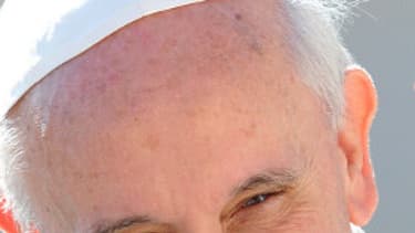 Le pape François saluant la foule place St Pierre, à Rome, le 18 septembre 2013.