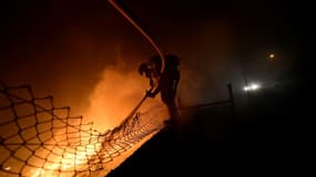 Un pompier lutte contre les flammes à Vigo, en Espagne, le 15 octobre 2017