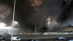 Avec l'incendie d'un entrepôt à La Courneuve, un ciel d'apocalypse était visible vendredi soir au dessus de l'autoroute A86, dans le nord de Paris.