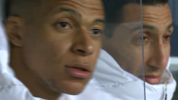 Kylian Mbappé sur le banc avec Angel Di Maria Kylian Mbappé sur le banc avec Angel Di Maria