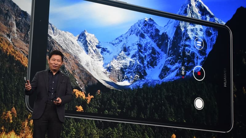 Richard Yu, le président de Huawei, présente le Mate 9, son dernier phablet, fin 2011. 