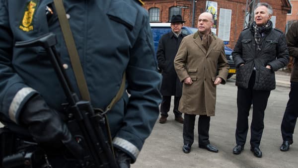 Le ministre de l'Intérieur Bernard Cazeneuve et l'ambassadeur de France François Zimeray, dimanche 15 février à Copenhague.