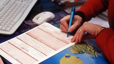 Une médecin généraliste remplit une feuille de soin à Vitry-sur-Seine.