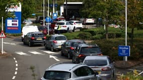 Des véhicules font la queue pour faire le plein d'essence à une station-service à Camberley (Royaume-Uni), près de Londres, le 26 septembre 2021