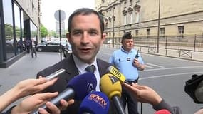 "Sarkozy dormait presque avec Kadhafi sous une tente et il est choqué?", pointe Hamon