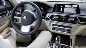 La BMW Série 7 est un des premiers modèles à offrir de série un pilotage automatique sur autoroute, une fonction bientôt légalisée par les modifications apportées dans la Convention de Vienne de 1968.