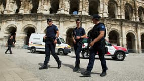 Une patrouille de police devant les Arènes de Nîmes samedi (photo d'illustration).