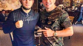 Khabib Nurmagomedov (à gauche) et Georges St-Pierre