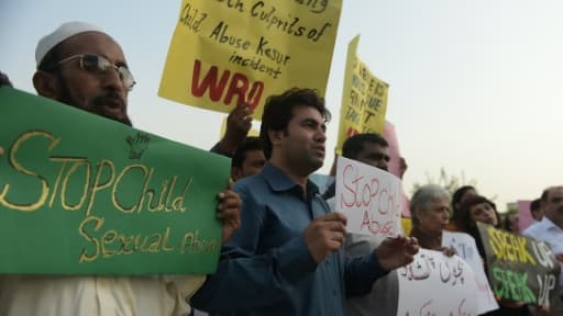 Des militants manifestent à Islamabad, le 10 août après la révélation d'un scandale de viols sur environ 280 enfants dans un village de l'est du Pakistan